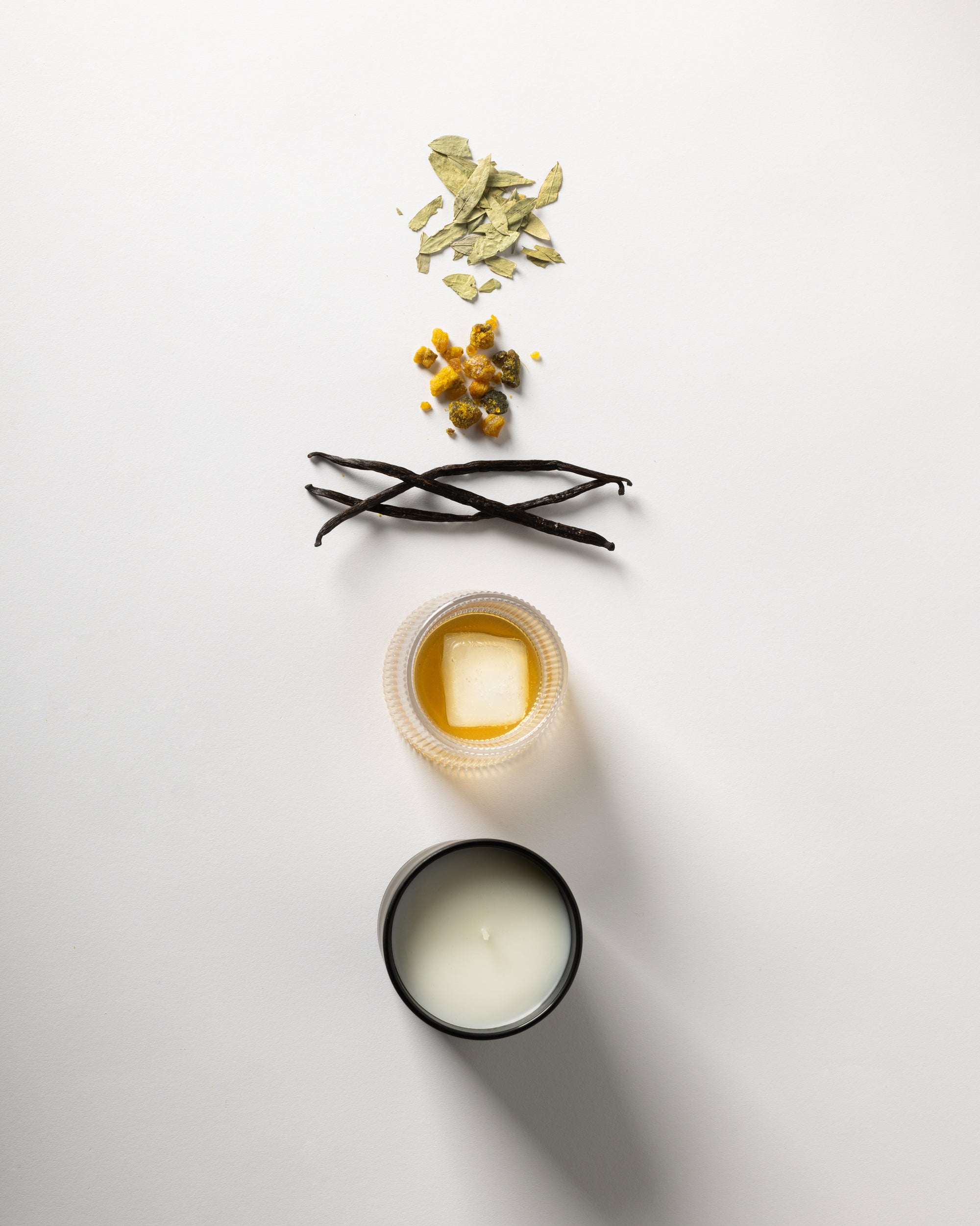 This is the perfect affordable luxury candle. It is the ideal luxury gift for men or women; having a unisex scent that will fill up a room with an aroma of a tobacco vanilla fragrance. This scented candle is made with 100% soy wax and aesthetically packaged, making it a great luxury gift or apart of a gift set.